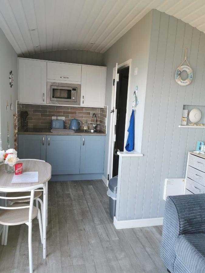 Allibella Shepherds Hut, Amazing Seaview, Private Garden, Pet Friendly Hotel Barmouth Exterior photo